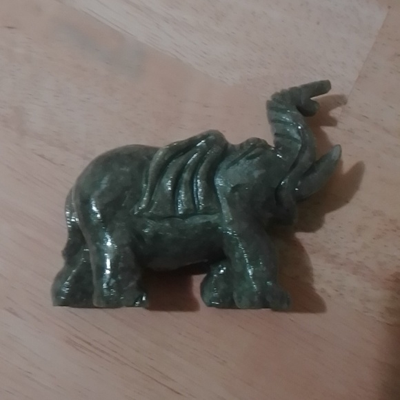 Green Emperial Jade elephant trunk up - Picture 2 of 4